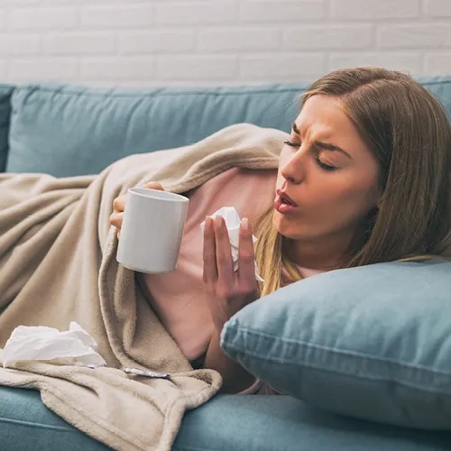 Ξαπλωμένη γυναίκα που βήχει