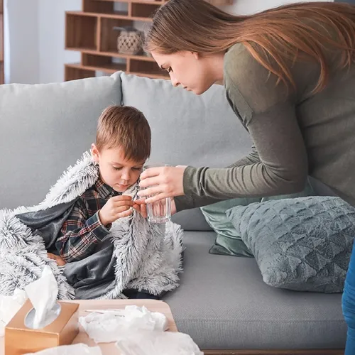 Παιδί που παίρνει σιρόπι