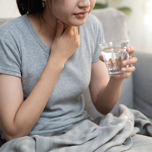 Γυναίκα με πονόλαιμο